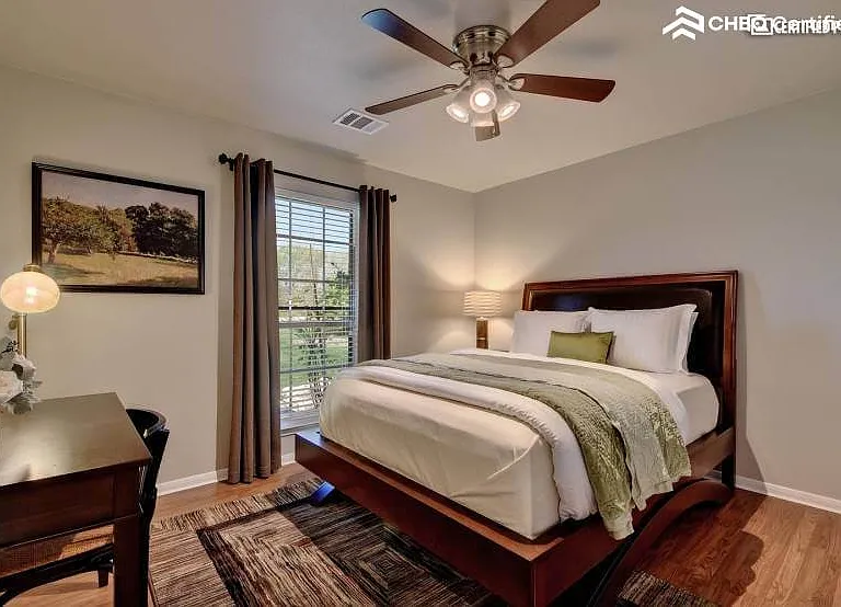 Bedroom #2 / Queen
