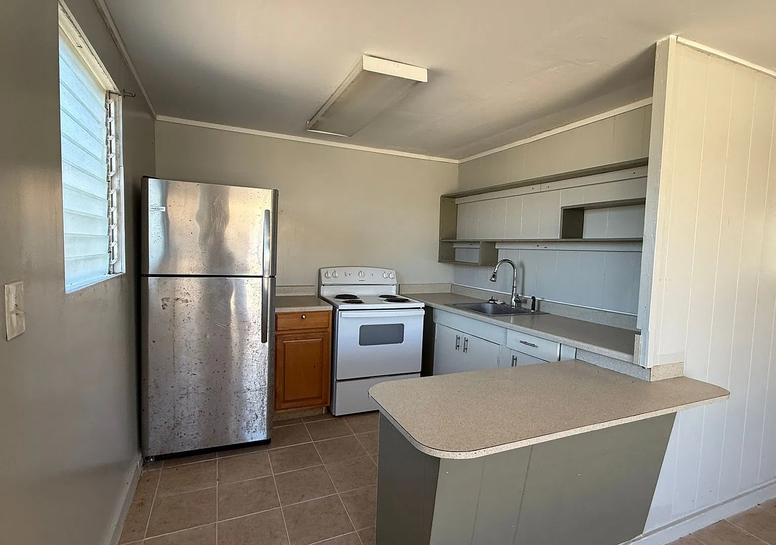 Availabe Now - For Rent in Central Wailuku $2,000/Month — Photo 2