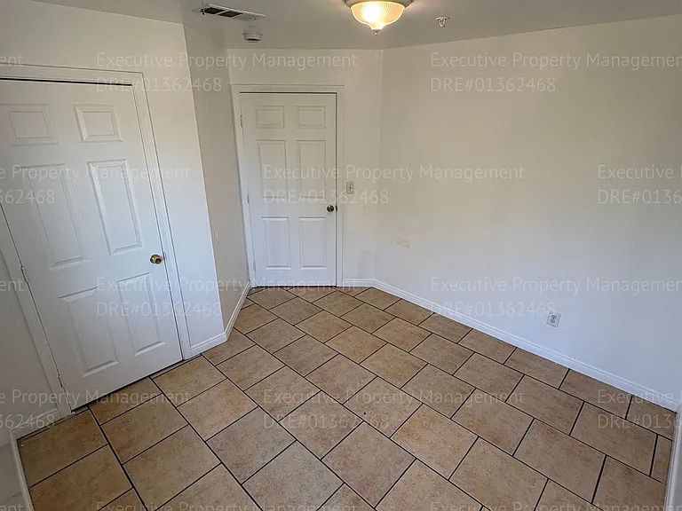 3017 Potomac Ave — Photo 17
