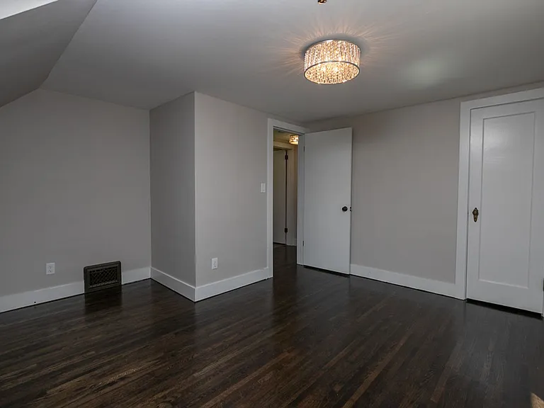8 18th Ave SW — Photo 13