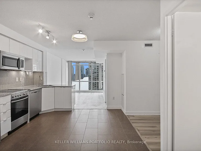 15 Fort York Blvd W #3907 — Photo 27