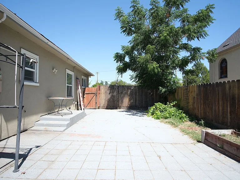 810 E Olive Ave — Photo 19