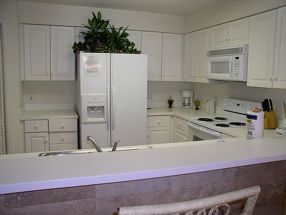 Kitchen w/ Bar area
