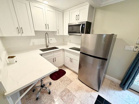 2nd image of 2935 Woodlawn Ave
