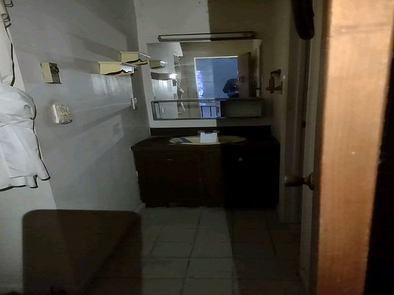 3rd image of 11 Lakeview Ct
