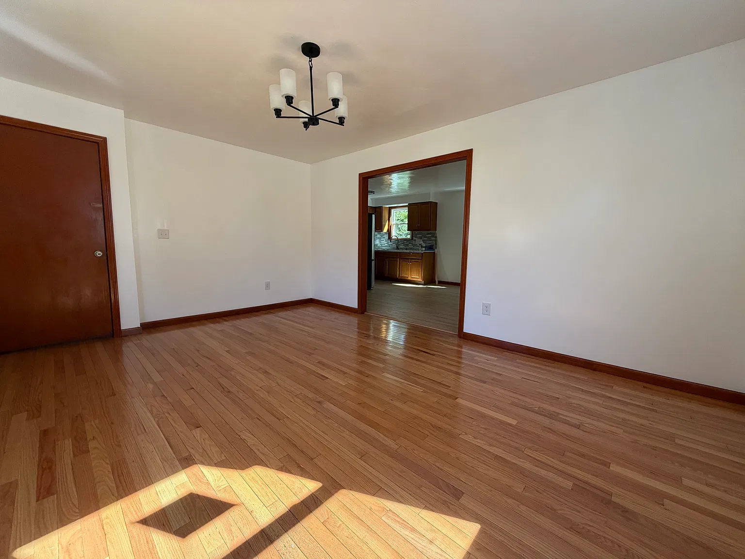 3 bed, 1000 sqft, $2,195 — Photo 2