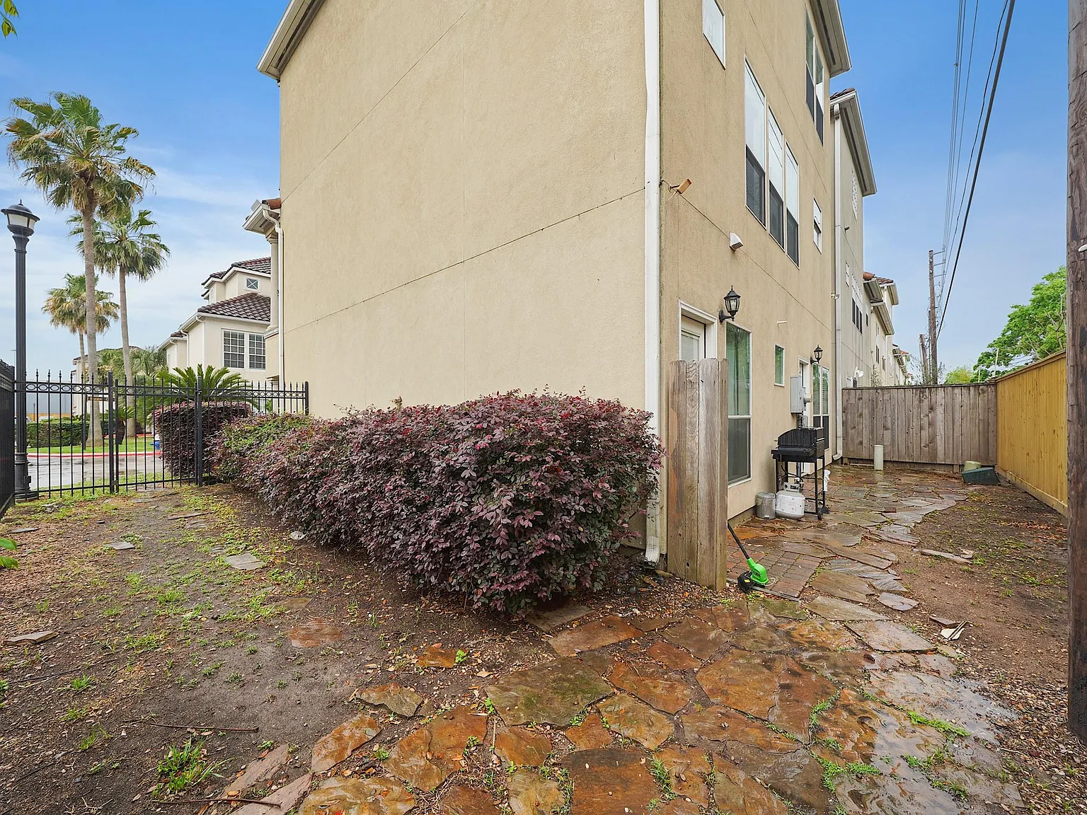 3 bed, 3.5 bath, 2444 sqft, $2,350 — Photo 2