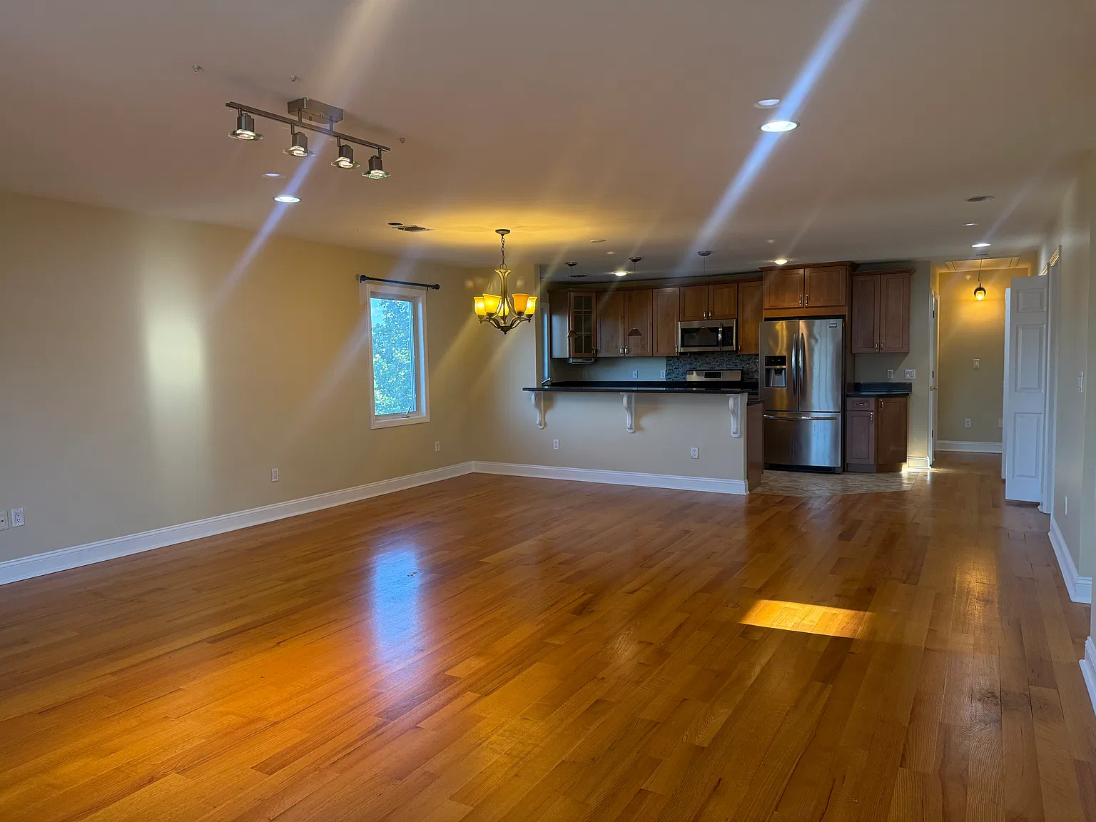 4 bed, 2.5 bath, 1800 sqft, $3,800 — Photo 4