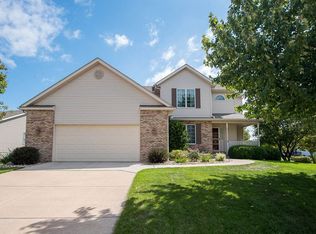 2045 Streamside Dr, Bettendorf, IA 52722