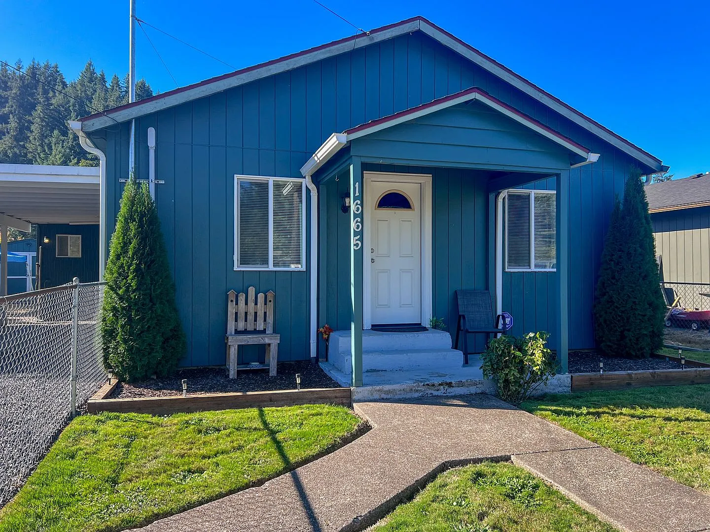 1665 Dogwood St photo 1