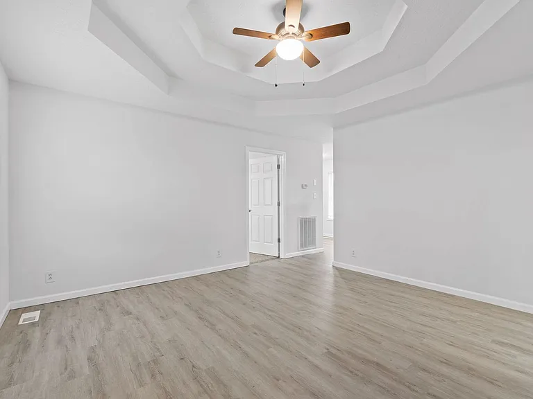 941 Crabapple Ln — Photo 3