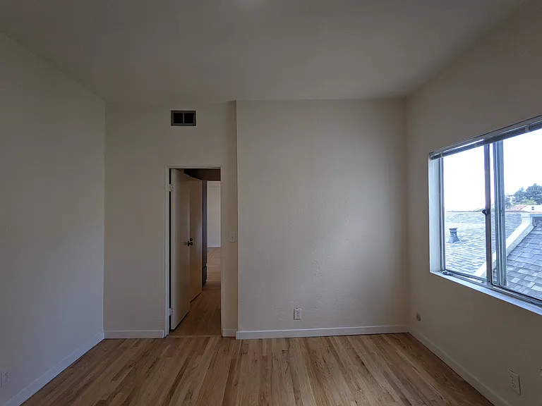 2541-2569 Le Conte Ave — Photo 30