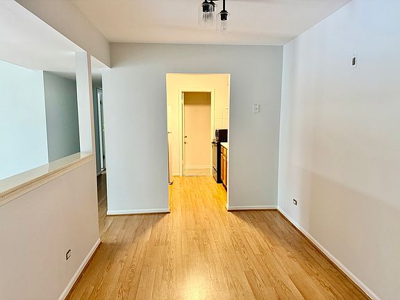 4th image of 5721 W 103rd St APT 304