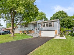 384 Glen Farm Ln, Lake Zurich, IL 60047