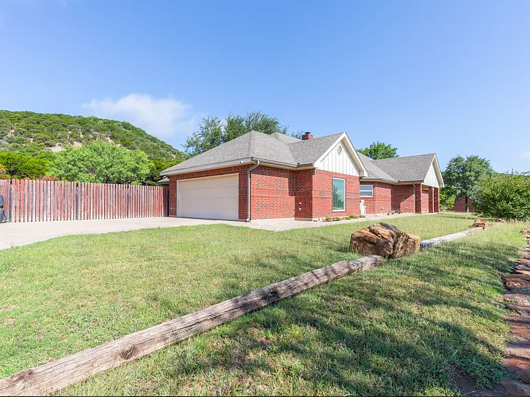 364 Alexandra Dr — Photo 2