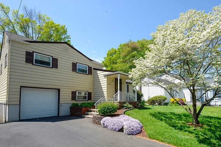 3 bed, $3,800 — Photo 1