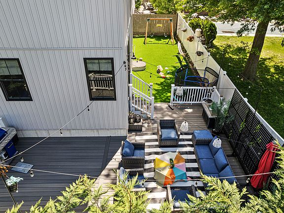 4th image of 628 Leverington Ave