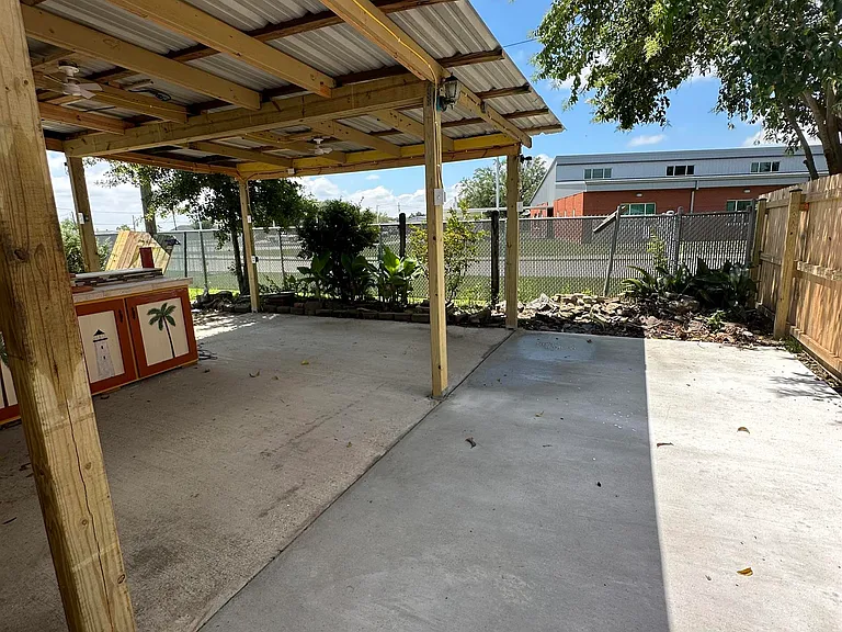 5 Texas Ave — Photo 35
