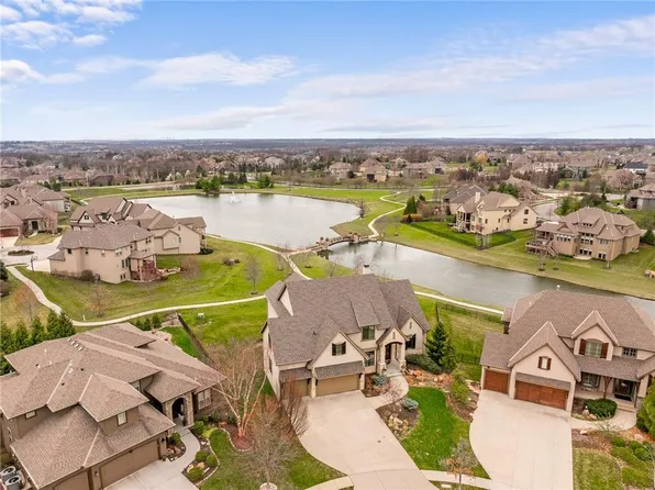 10819 W 157th Ter, Overland Park, KS 66221