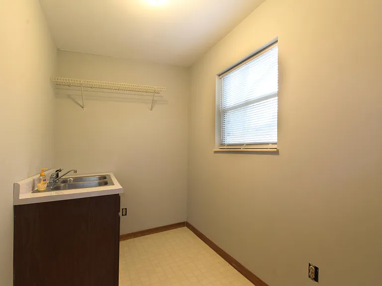 7101 Rollins Rd — Photo 18