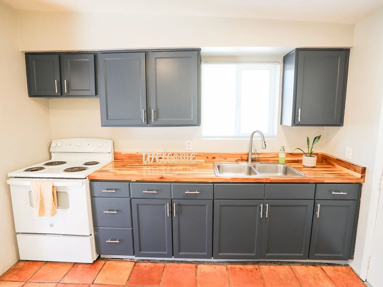 2 bed, 1.0 bath, 587 sqft, $1,350 — Photo 1