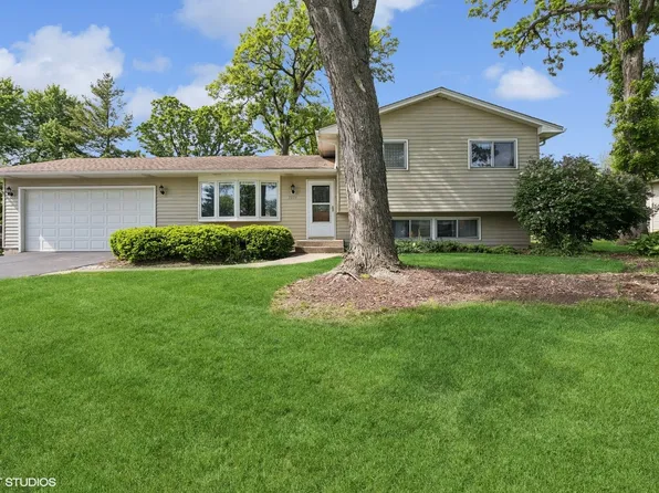 7404 Wooded Shore Dr, Wonder Lake, IL 60097