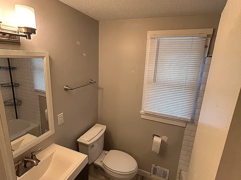 6914 Greenwood St — Photo 6
