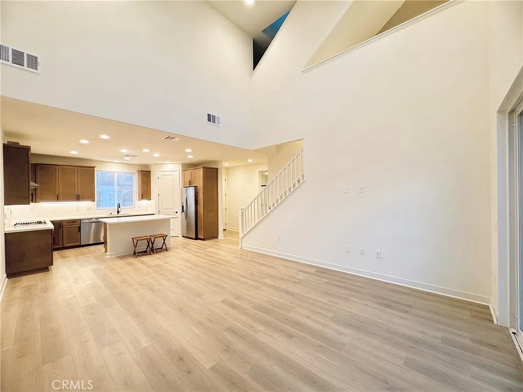5 bed, 2360 sqft, $4,500 — Photo 4