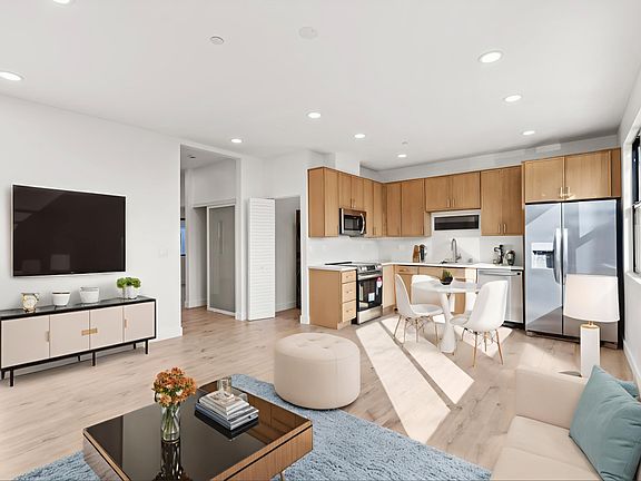 2nd image of 3248 Clairemont Dr #3