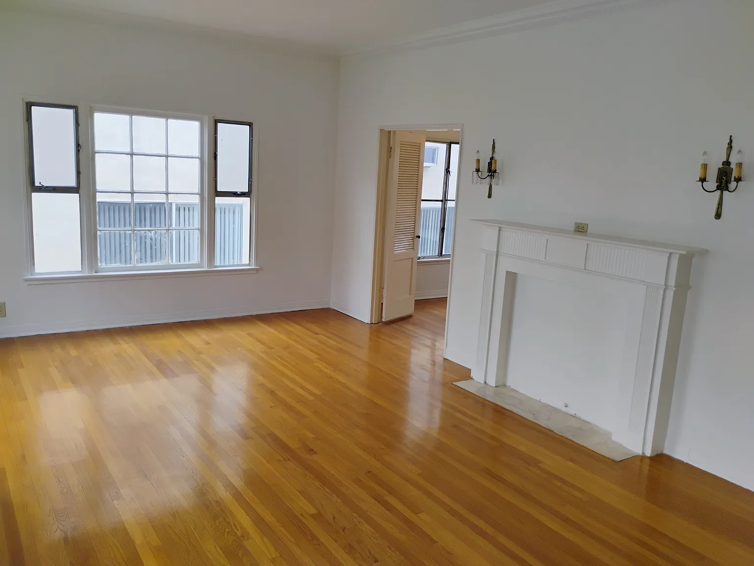327 S Kenmore Ave — Photo 3