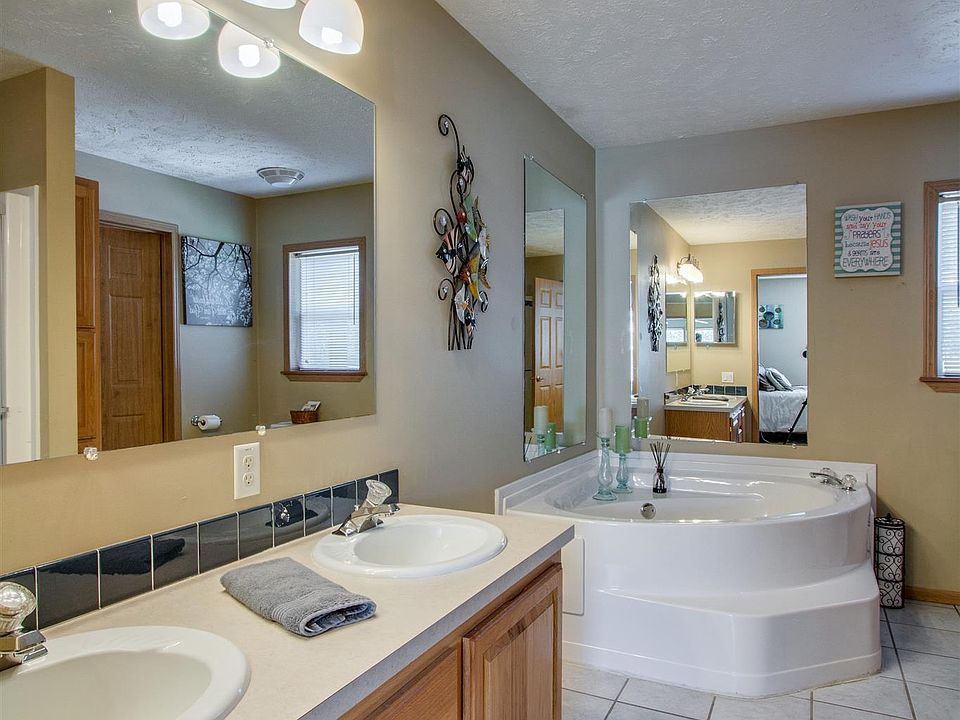 2nd image of 1005 Somerset Trce