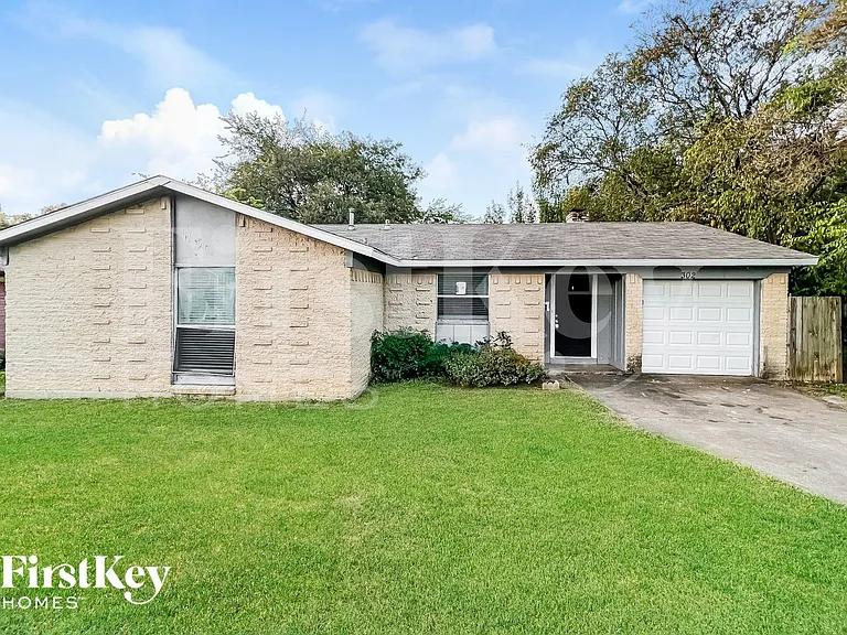 302 Shorewood Dr — Photo 1