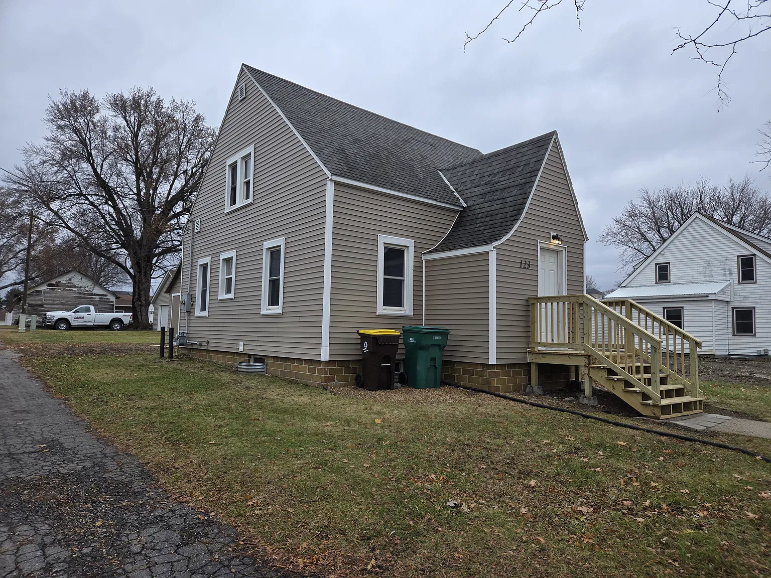 4 bed, 1.5 bath, $1,100 — Photo 1