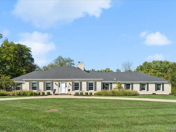 18400 Cardinal Ave, Grosse Ile, MI 48138