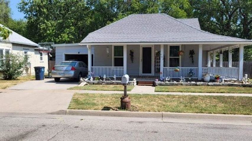 1st image of 402 N Washington St