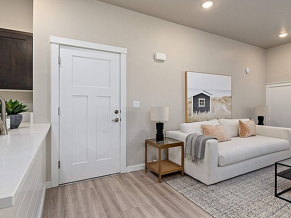 Latitude 40 Two Bedroom With Garage