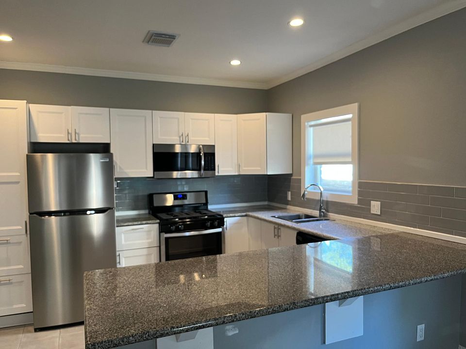 Great kitchen with a big bar