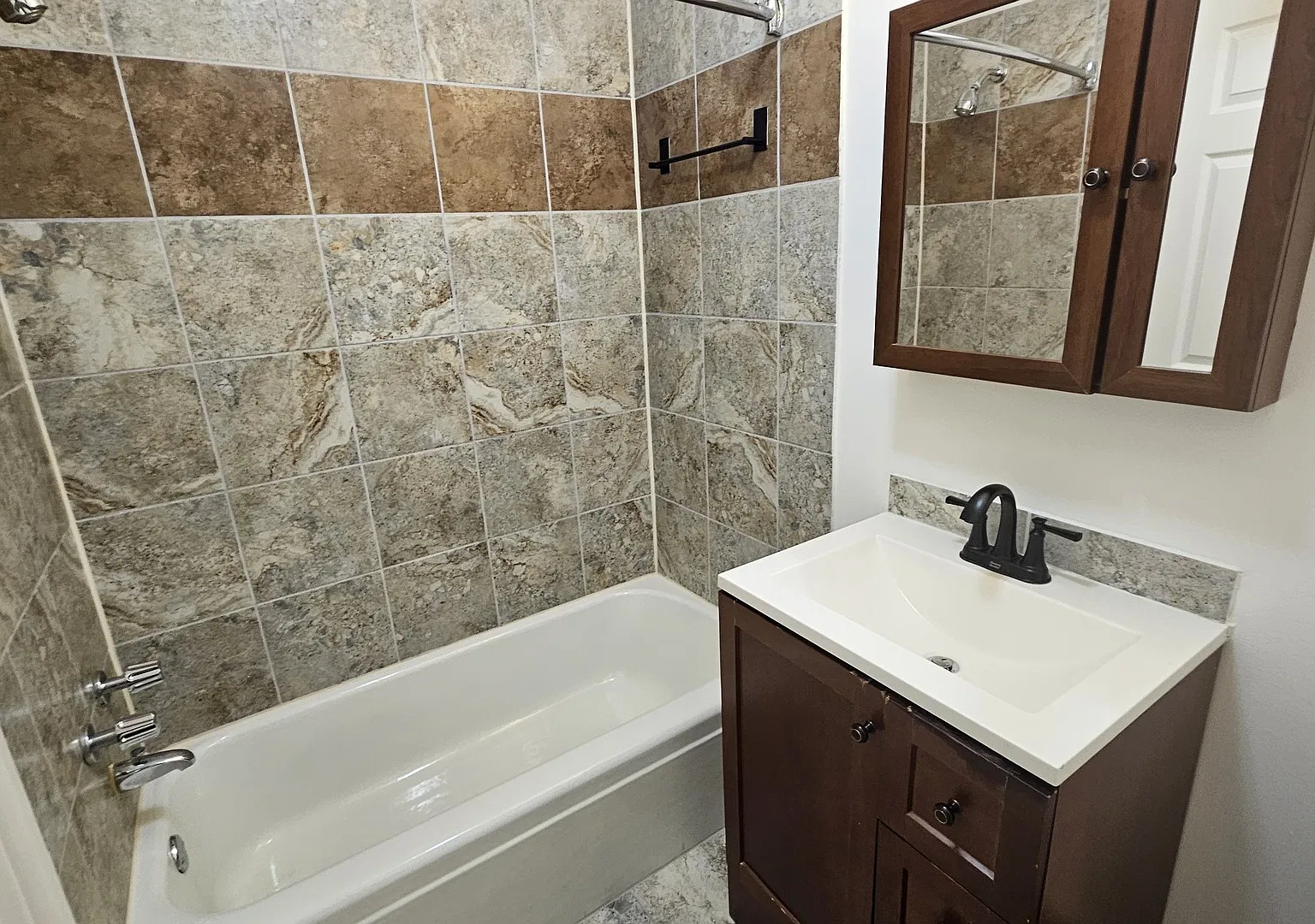 2250 N Lincoln Ave — Photo 4