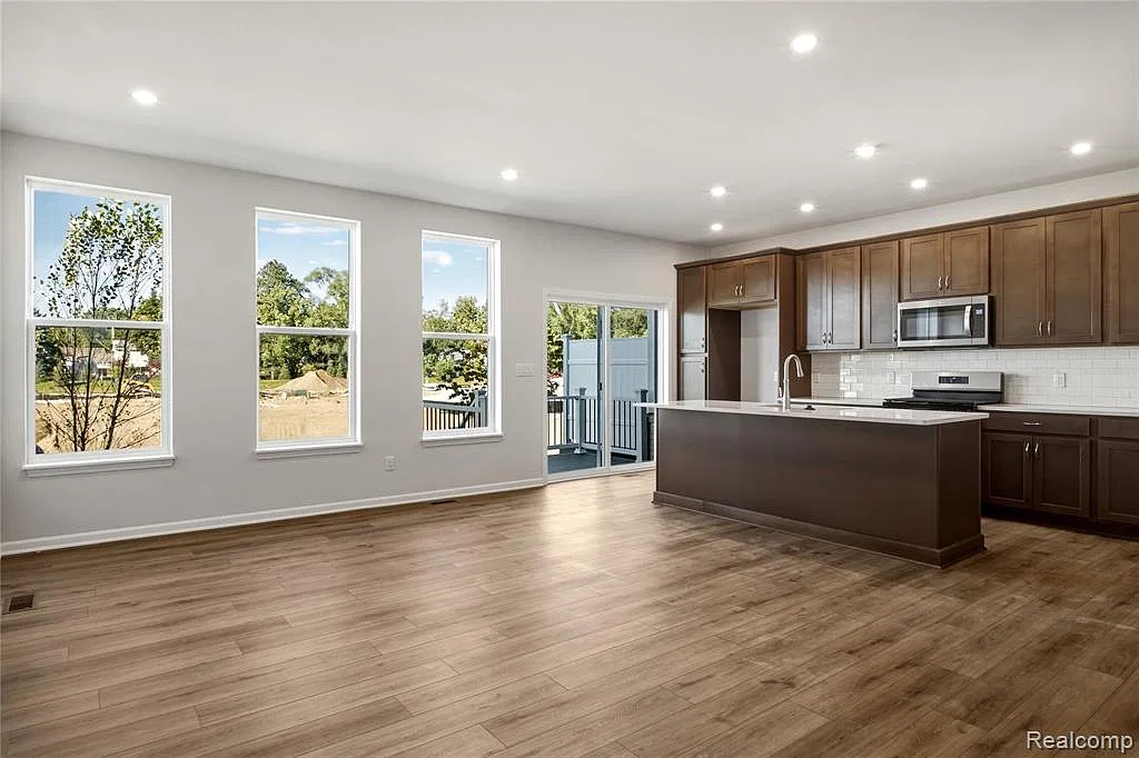 3 bed, 2.5 bath, 1950 sqft, $3,600 — Photo 2
