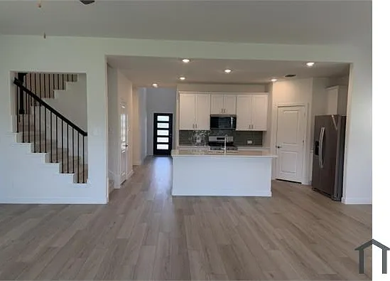 6 bed, 2800 sqft, $3,900 — Photo 1
