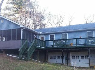 40 Westmoreland Beach Dr, Montross, VA 22520