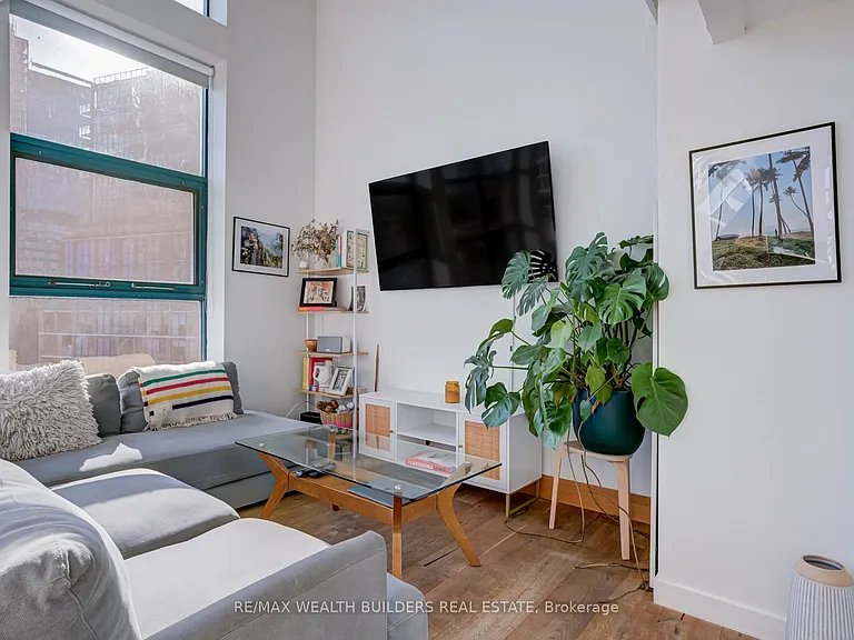393 King St E #403 — Photo 4