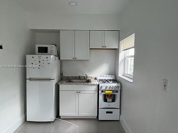 4th image of 940 8th St #8