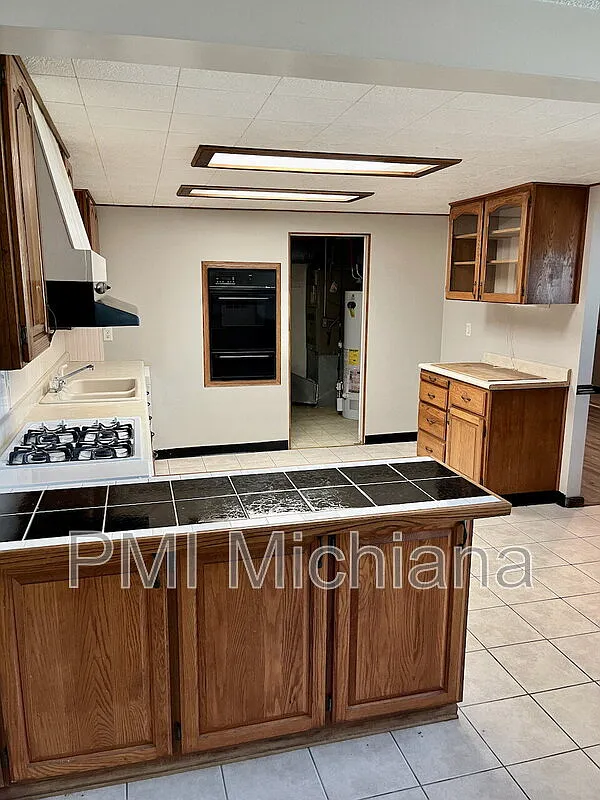 3 bed, 1.0 bath, $1,600 — Photo 4
