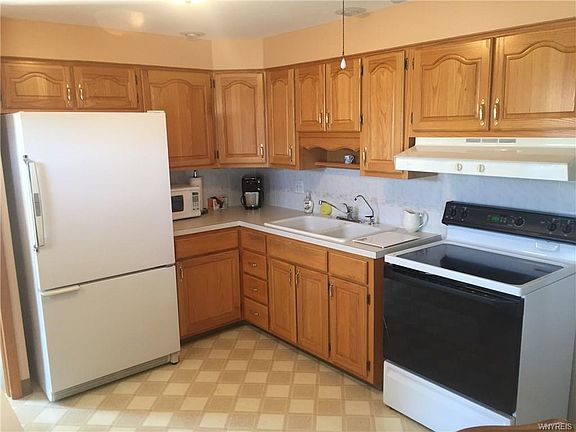 4th image of 95 Diane Dr