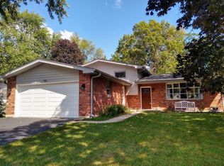 101 Rose Tree Ln, Lindenhurst, IL 60046