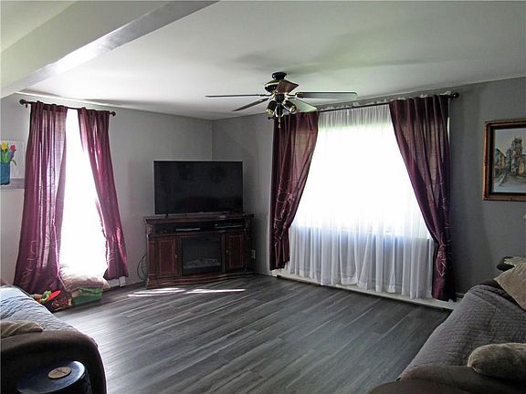 4th image of 71 Dakin St
