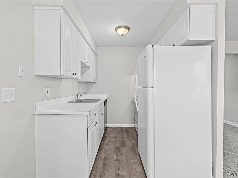 162 Princeton Dr — Photo 8