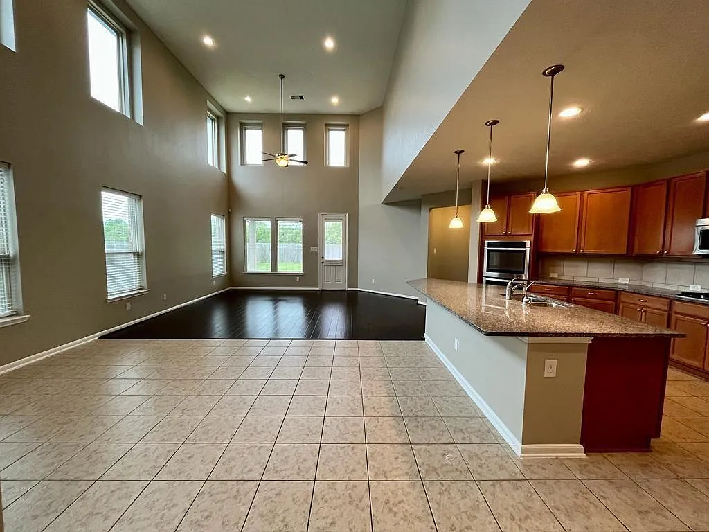 4 bed, 3.5 bath, 3493 sqft, $3,185 — Photo 3