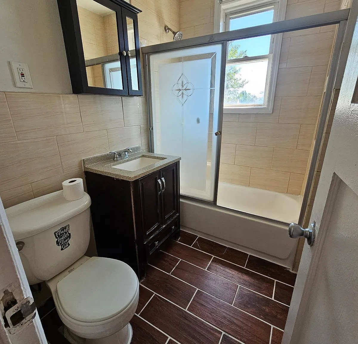 3 bed, 1000 sqft, $3,753 — Photo 1